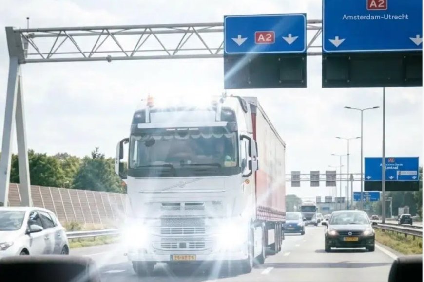 „Was bedeutet es, wenn ein LKW nach dem Überholen mit den Scheinwerfern blinkt?“
